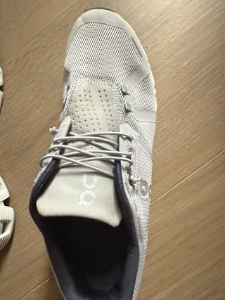 Zapatillas On grises y blancas