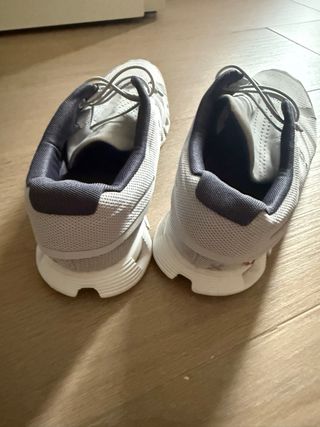 Zapatillas On grises y blancas