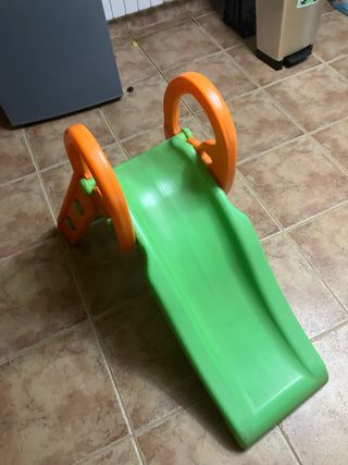 Tobogán infantil verde y naranja