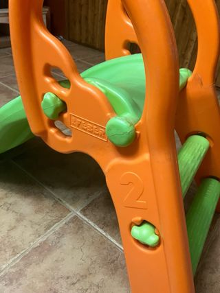 Tobogán infantil verde y naranja