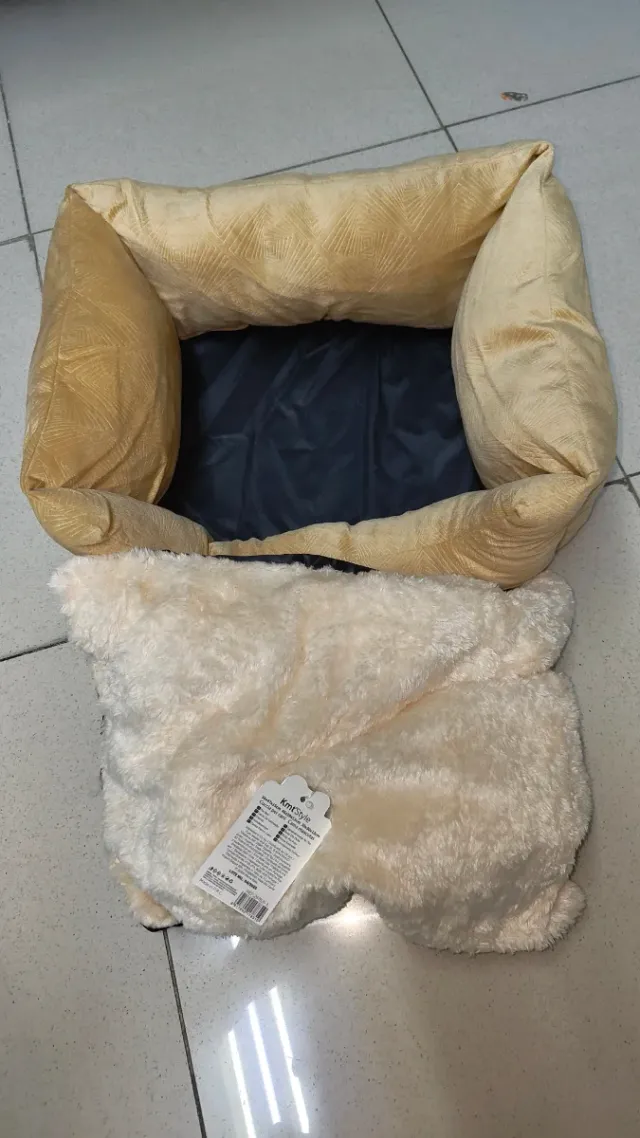 Cama para mascotas beige y blanca