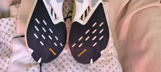 Zapatilla Adidas adizero 12 Negra y Verde.