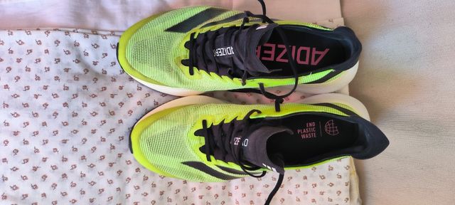 Zapatilla Adidas adizero 12 Negra y Verde.