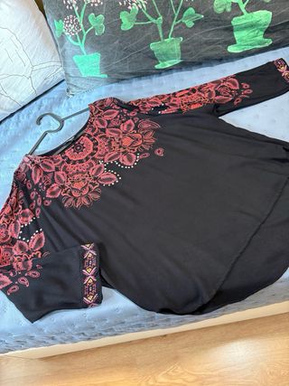 Blusa Desigual Negra y Burdeos  Talla L