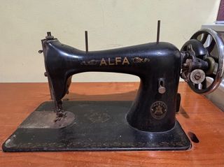 Máquina de coser antigua Alfa