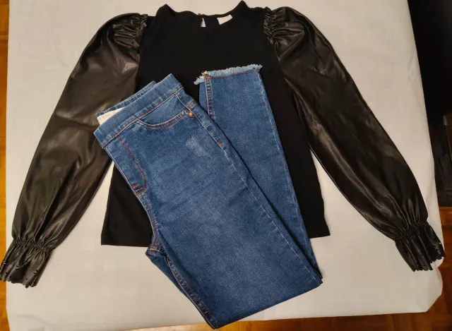 Camiseta negra mangas polipiel y jeggins