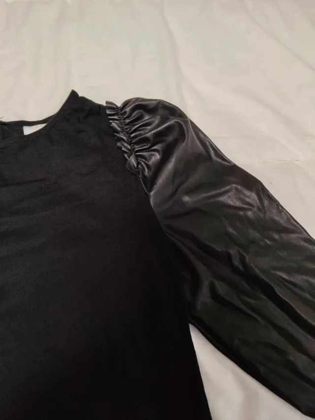 Camiseta negra mangas polipiel y jeggins