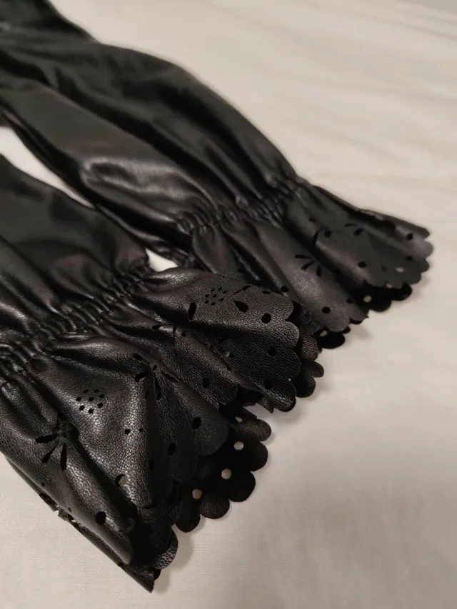 Camiseta negra mangas polipiel y jeggins