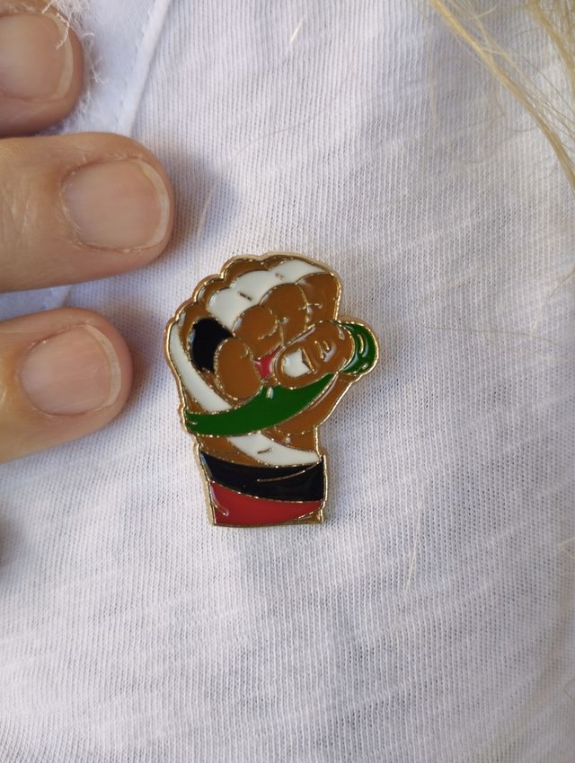 Pin broche puño Palestina. De Acero