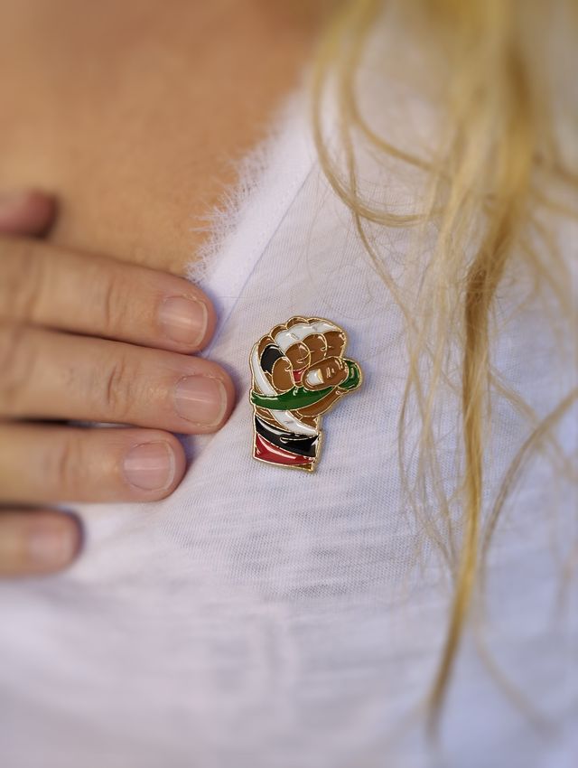 Pin broche puño Palestina. De Acero