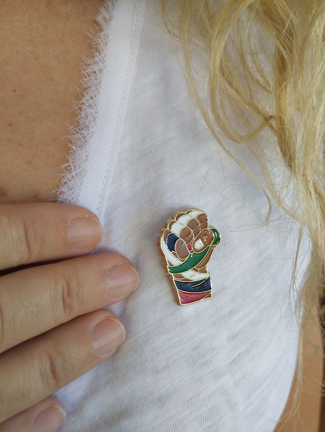 Pin broche puño Palestina. De Acero