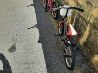 Bicicleta infantil roja buen estado