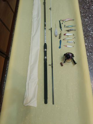 Caña de pescar, carrete y señuelos