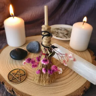 Mini Escoba Bruja Sabia 12cm.