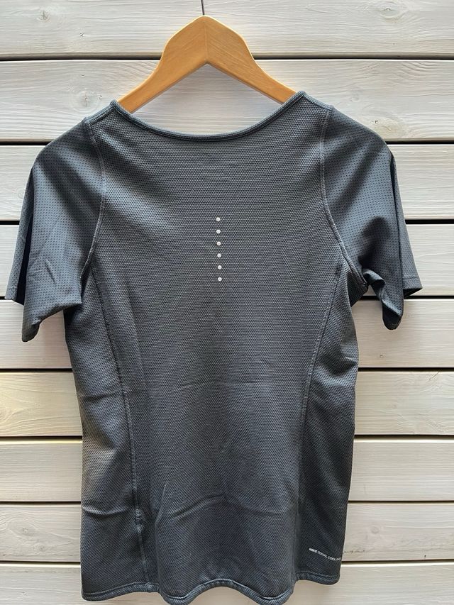 Camiseta deportiva Nike gris