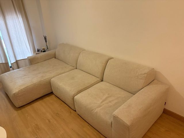 Sofá con chaise longue beige tela