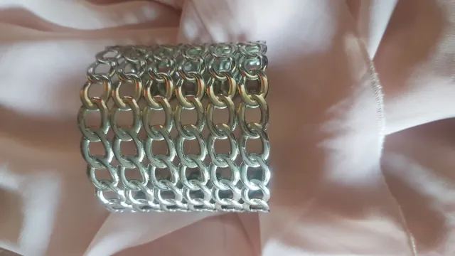 Bracciale rigido colore argento. #natale