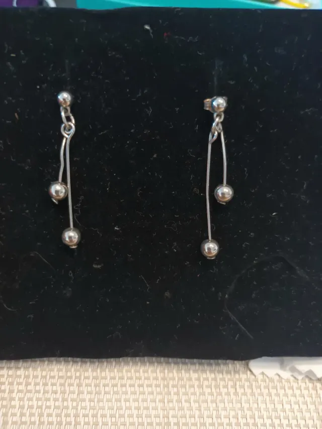 Pendientes largos plateados con dos bolitas