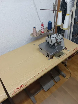 Máquina Overlock Brother B500