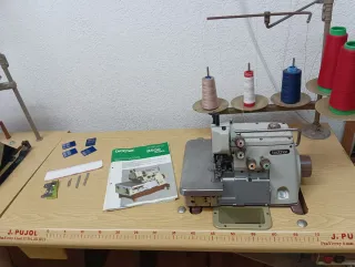 Máquina Overlock Brother B500