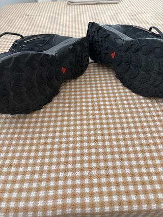 Zapatillas Salomon Negras y Grises