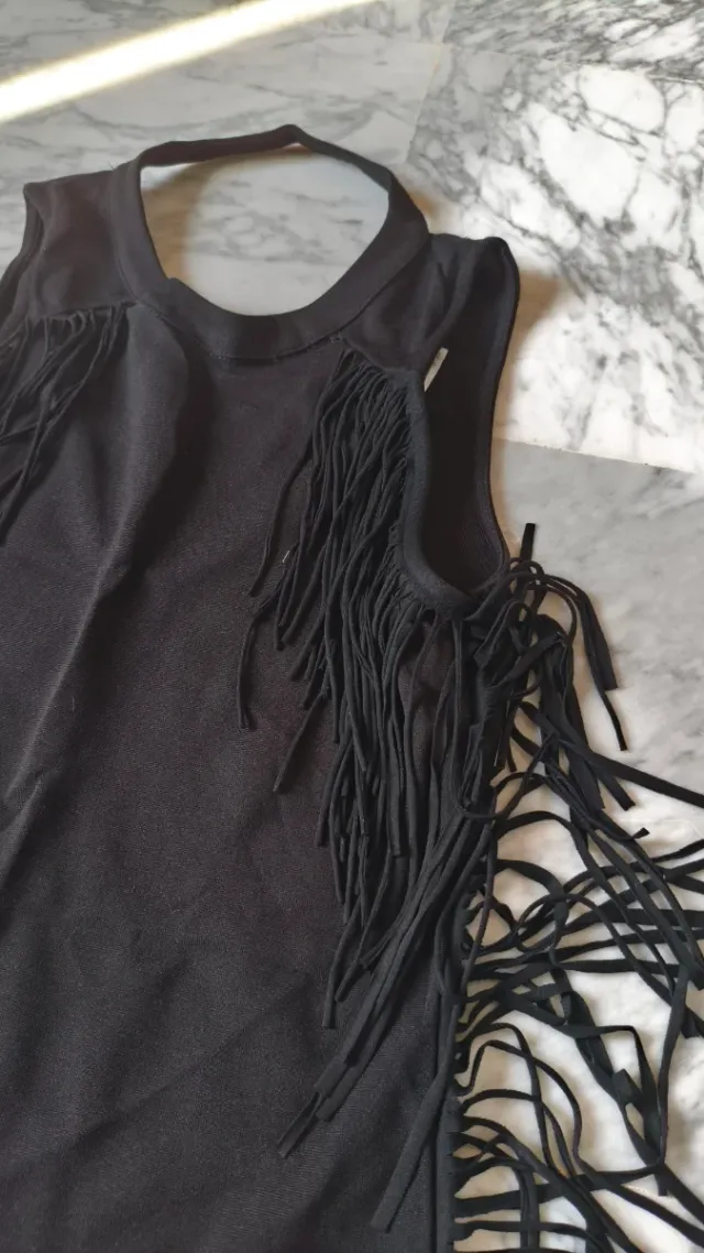 Vestido negro con flecos