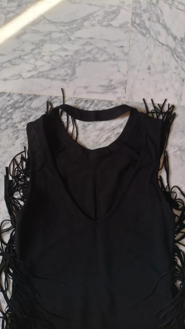 Vestido negro con flecos