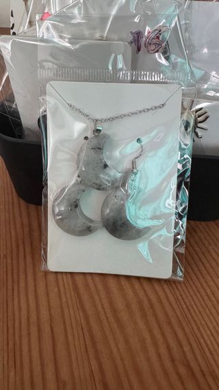 Conjunto de collar y pendientes de luna