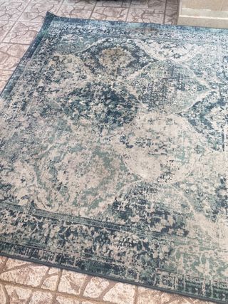 Alfombra beige y gris