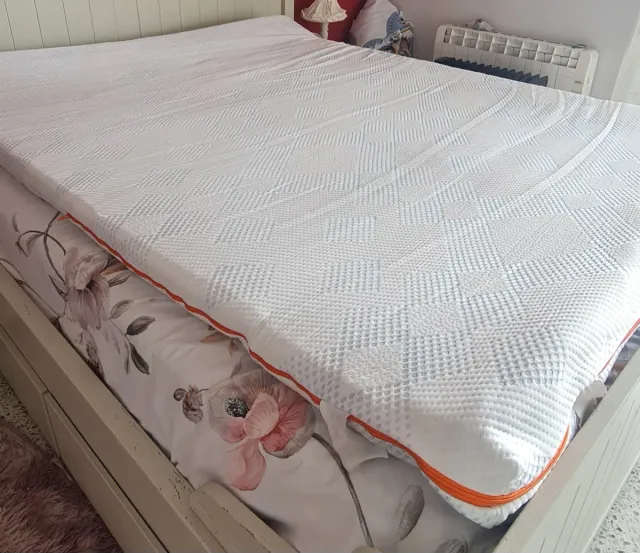 Sobrecolchón de tela blanco