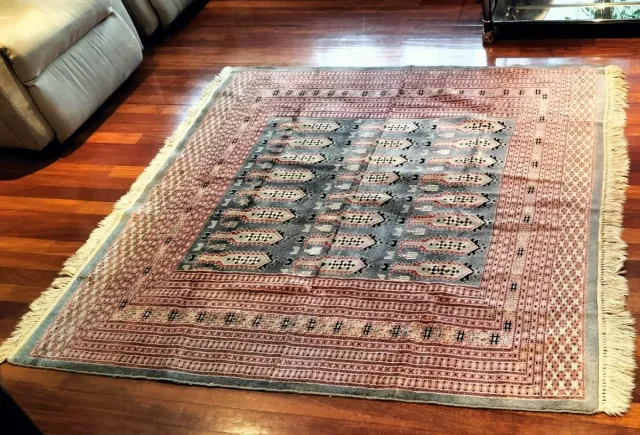 Alfombra de lana gris y roja.Paquistan