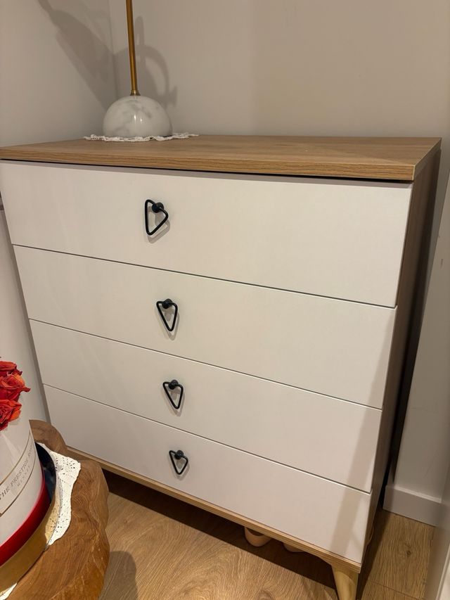 Cómoda de madera blanca y marron
4 cajones 