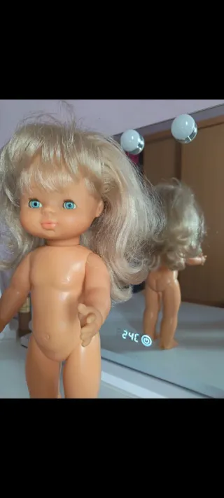 Muñeca Nuri Famosa rubia ojos azules