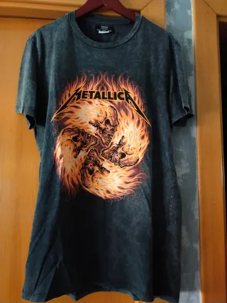 Camiseta Bershka Metallica Calaveras Fuego