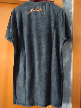 Camiseta Bershka Metallica Calaveras Fuego