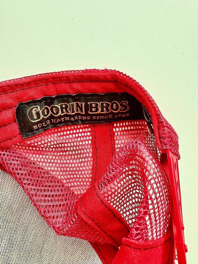 Gorra Goorin Bros Gallo Negra y Roja