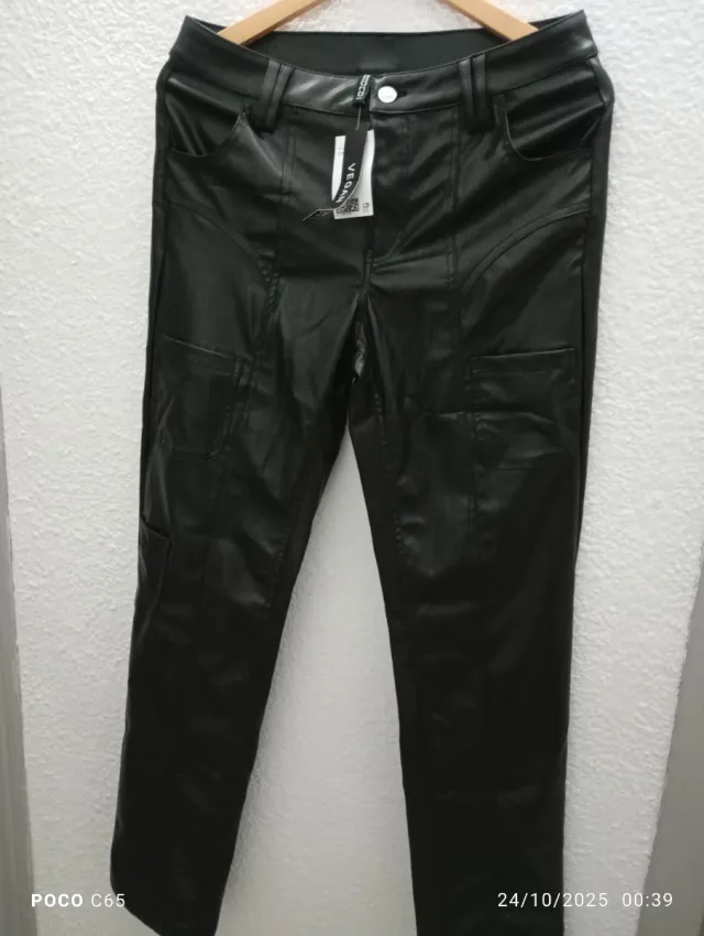 Pantalón efecto piel negro