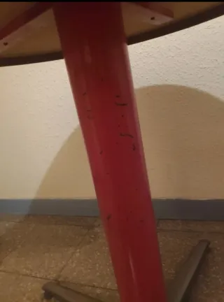 Mesa redonda vintage roja