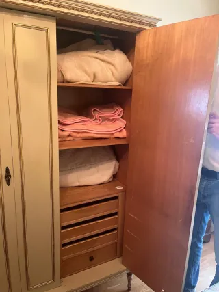 Armario de madera color blanco roto y dorado