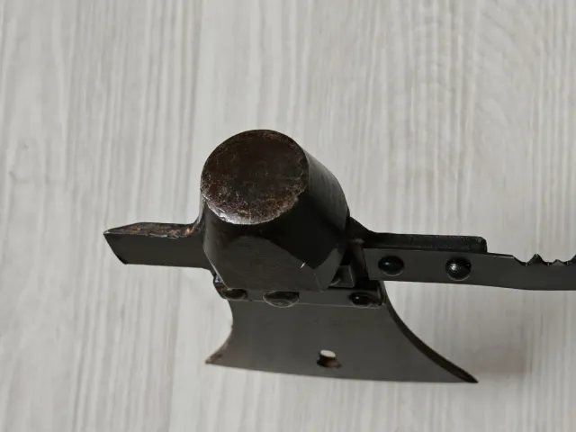 Arnese tattico multifunzione