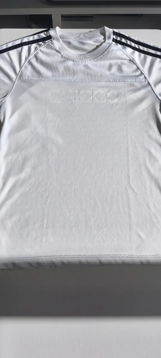 Camiseta Adidas blanca deportiva