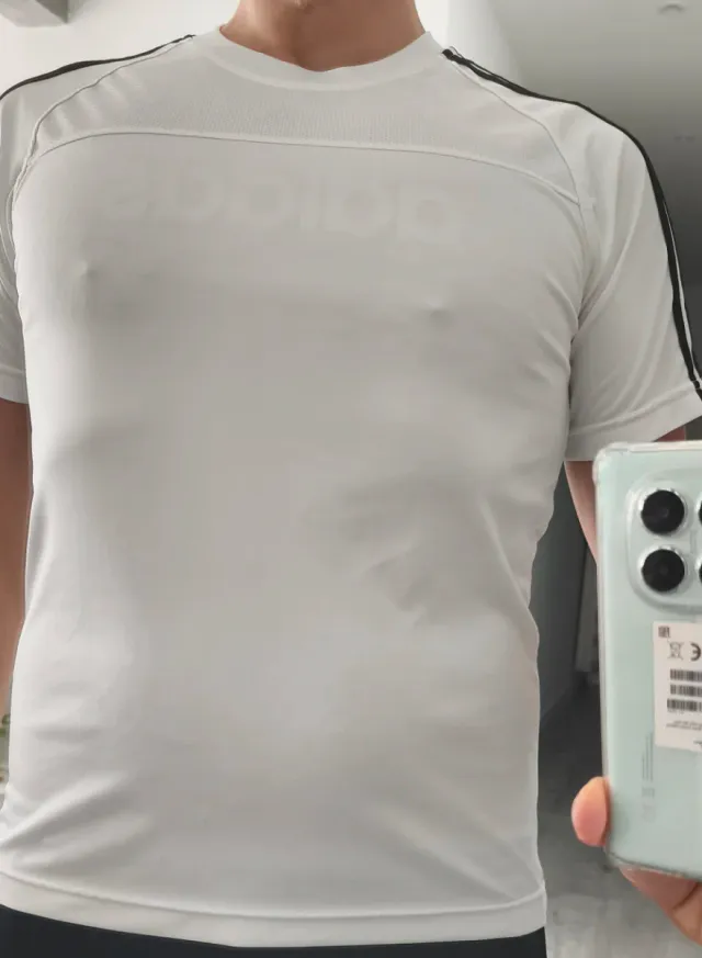 Camiseta Adidas blanca deportiva