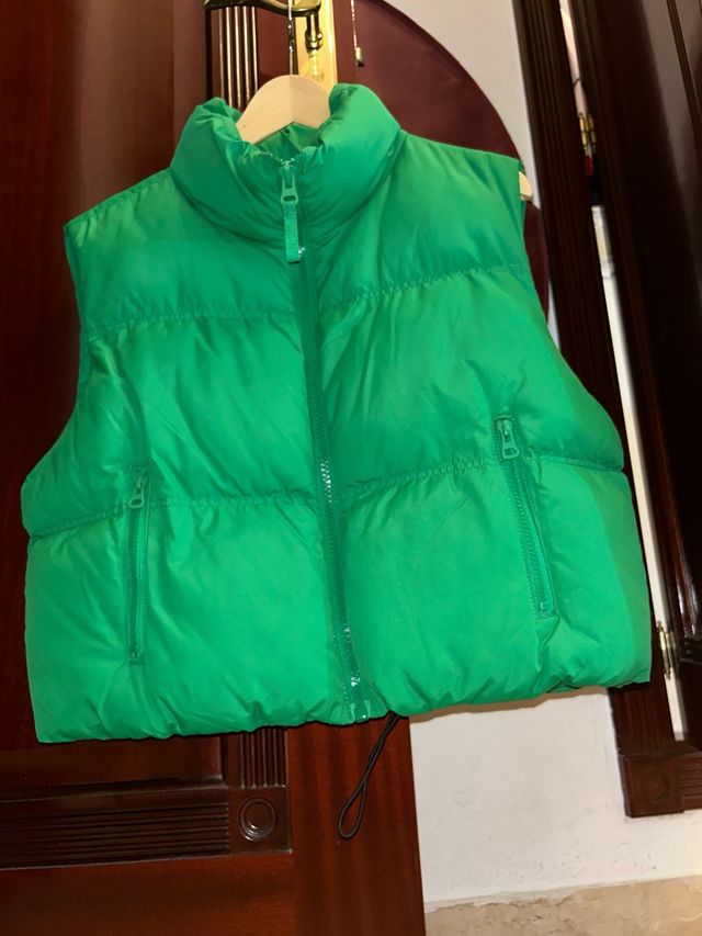 Chaleco verde acolchado sin etiqueta