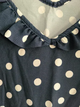 Blusa lunares azul y blanco con volantes