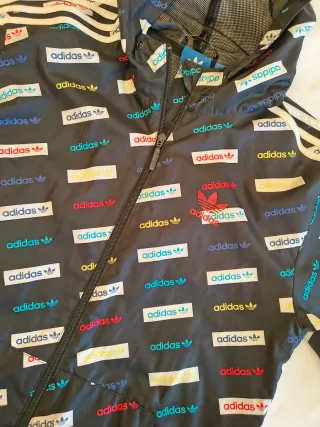 Chubasquero Adidas estampado multicolor Talla S