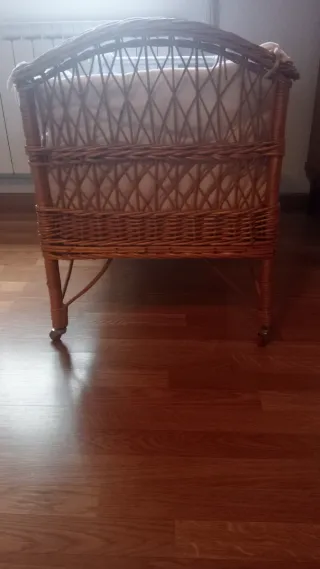 Cuna de mimbre con estampado infantil y con ruedas