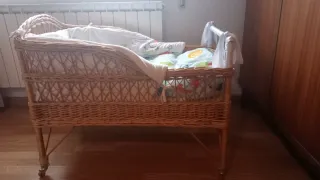 Cuna de mimbre con estampado infantil y con ruedas