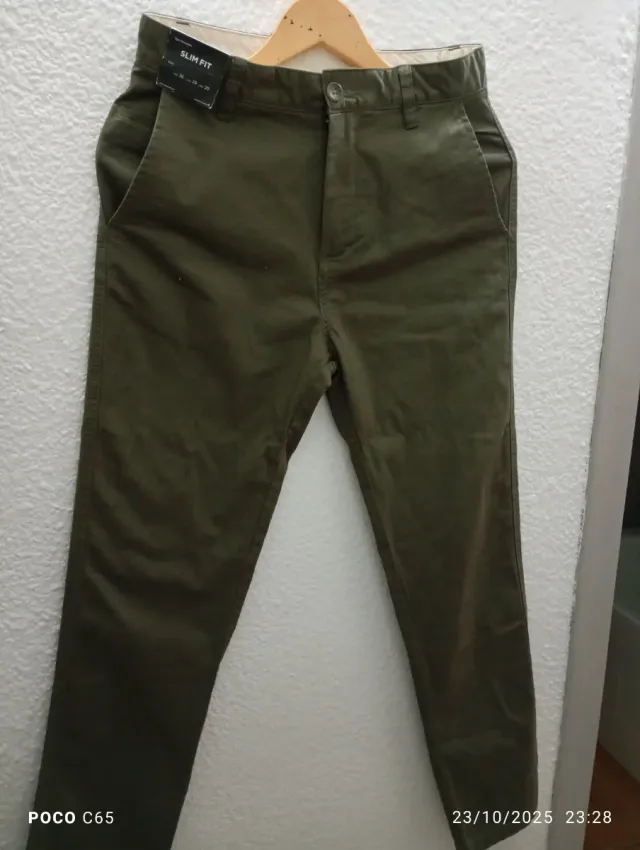 Pantalón slim fit verde