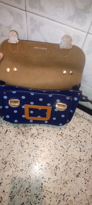 Bolso de piel azul y marrón