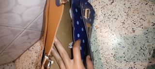 Bolso de piel azul y marrón